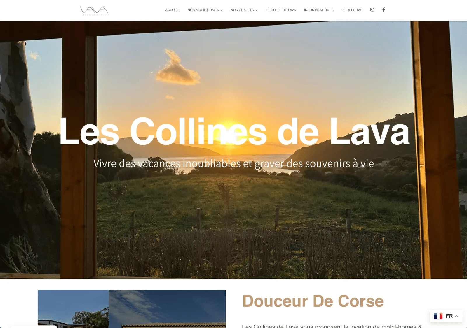 Capture d'écran du site WordPress Les Collines de Lava, réalisé par CodeIQ, avec système de réservation en ligne pour chalets et mobil-homes en Corse-du-Sud.
